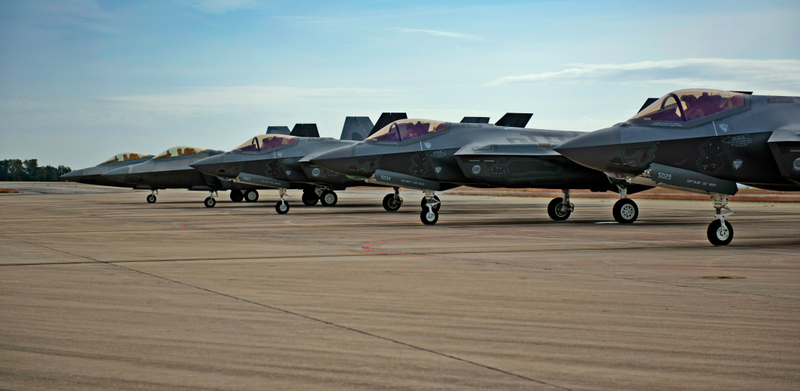 Illustration for article titled Cool photos of F-22s and F-35s flying together for the first time